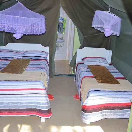 Hotel Rhino Tourist Camp à Ololaimutiek Extérieur photo