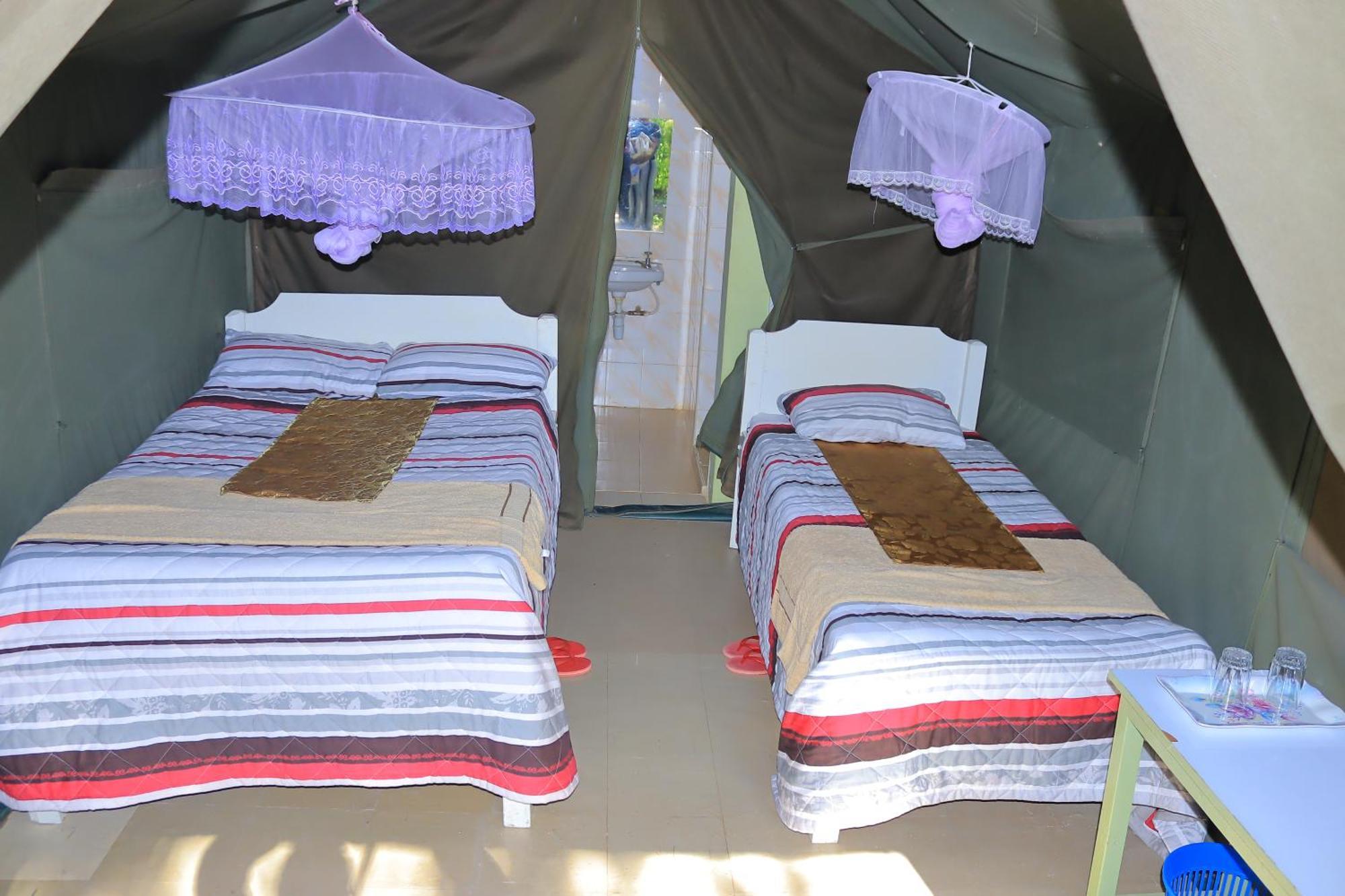 Hotel Rhino Tourist Camp à Ololaimutiek Extérieur photo