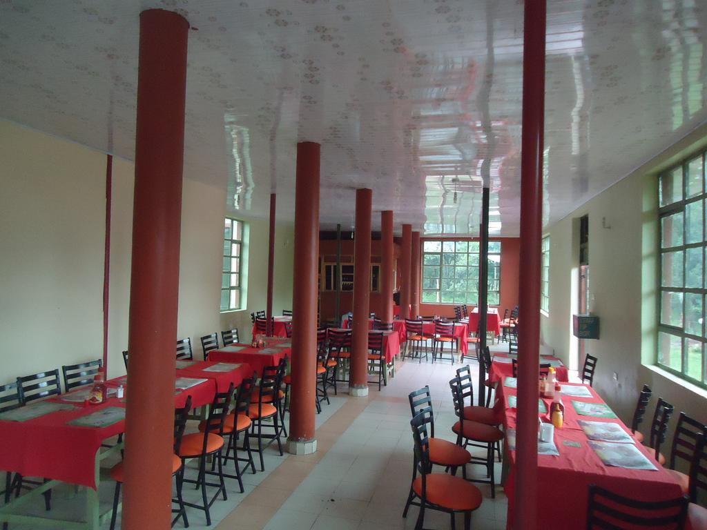 Hotel Rhino Tourist Camp à Ololaimutiek Extérieur photo