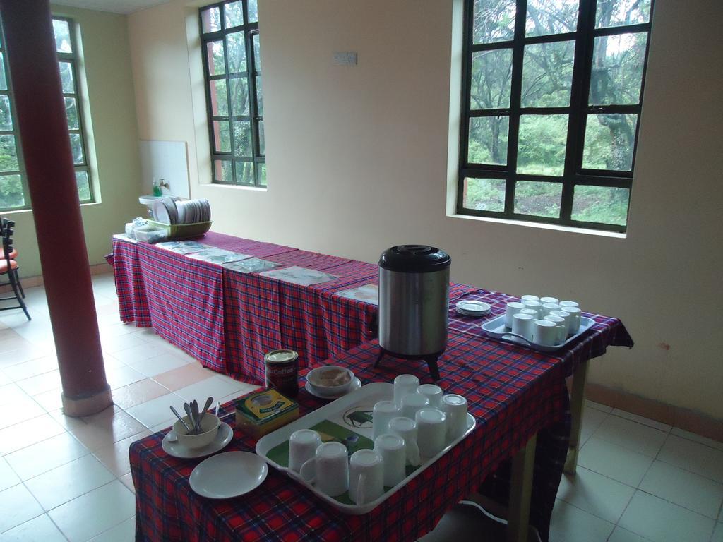 Hotel Rhino Tourist Camp à Ololaimutiek Extérieur photo