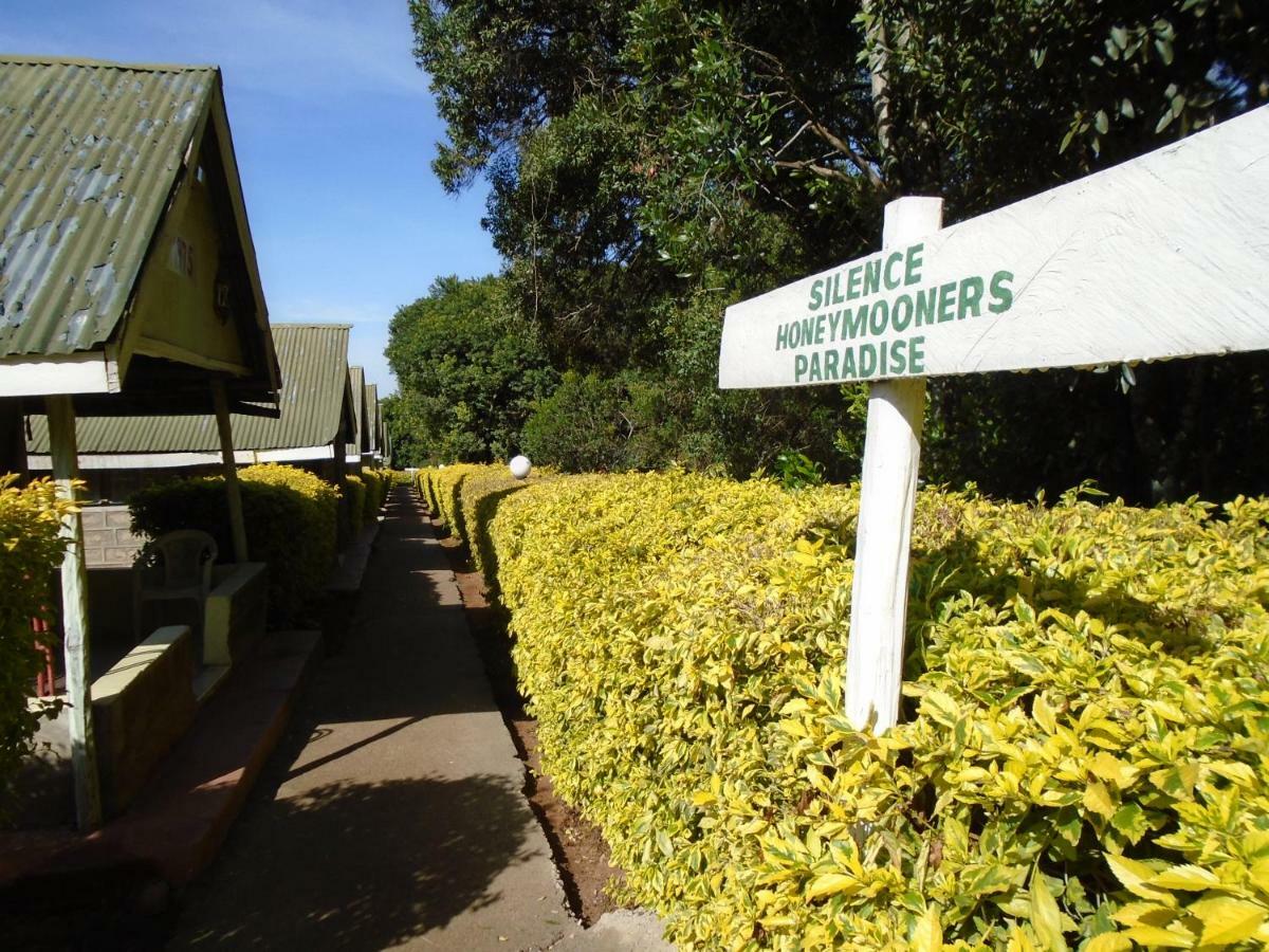 Hotel Rhino Tourist Camp à Ololaimutiek Extérieur photo