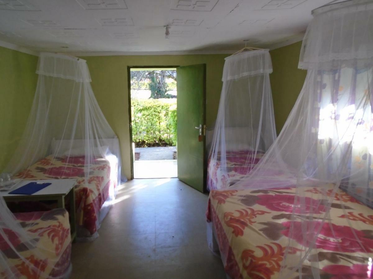 Hotel Rhino Tourist Camp à Ololaimutiek Extérieur photo