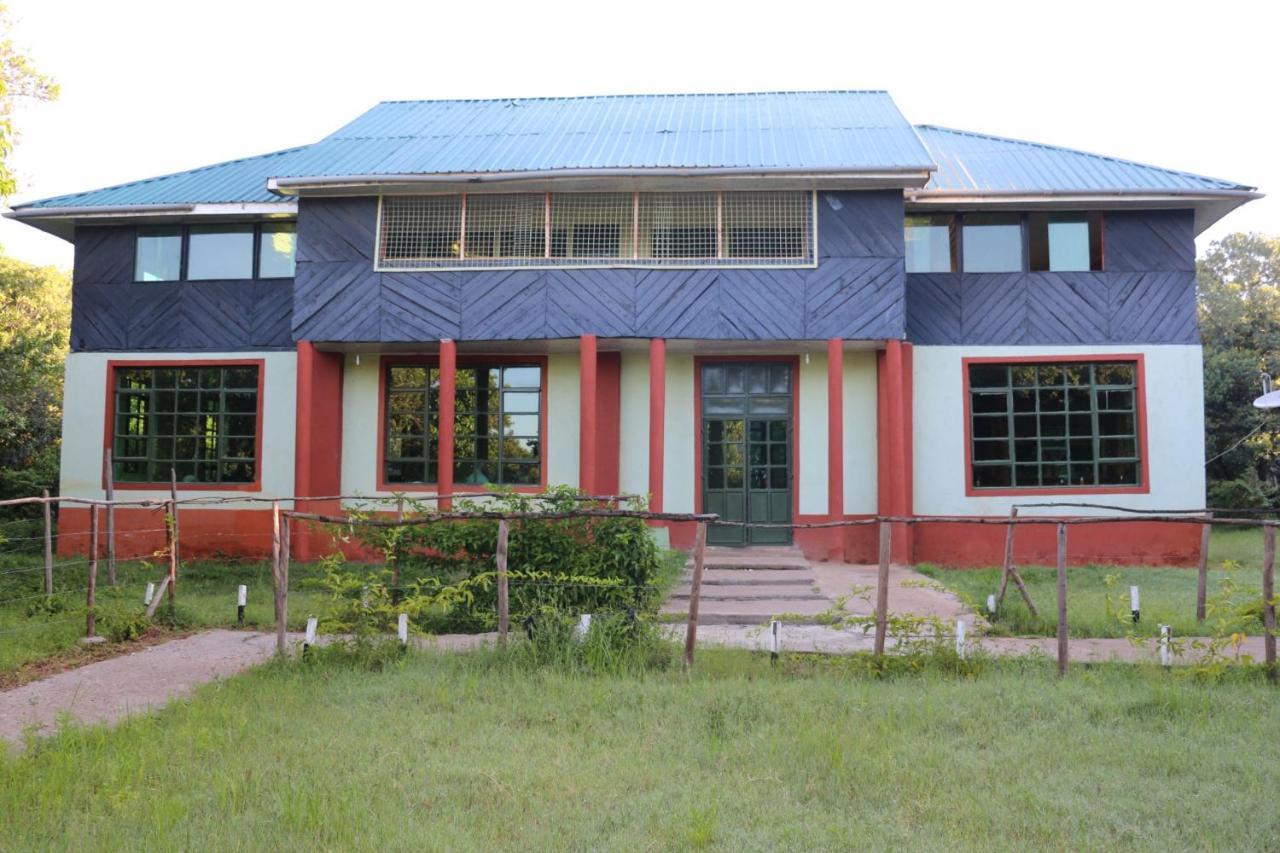 Hotel Rhino Tourist Camp à Ololaimutiek Extérieur photo